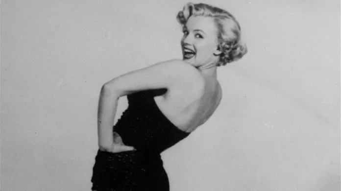 Marilyn Monroe napodobuje slavnou pin-up pózu herečky Betty Grable
