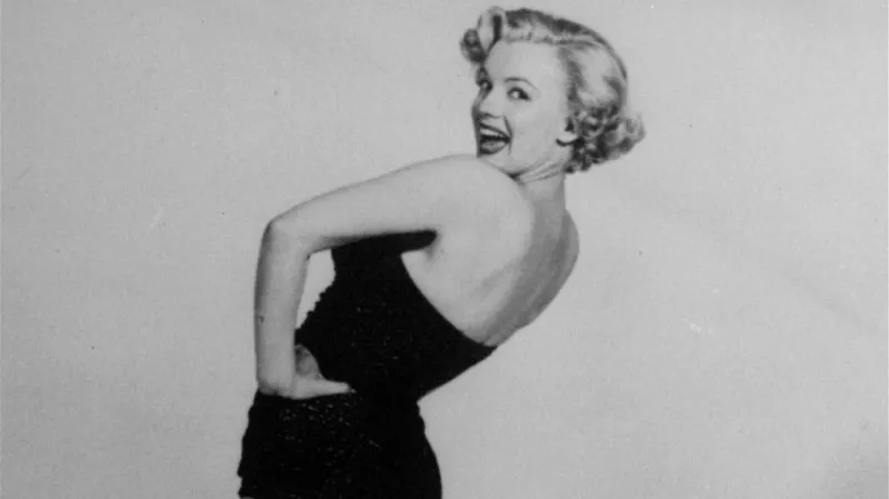 Marilyn Monroe napodobuje slavnou pin-up pózu herečky Betty Grable