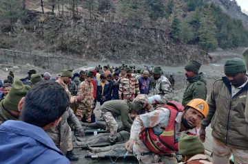 Po zřícení ledovce a záplavách zemřelo v Indii nejméně 18 lidí