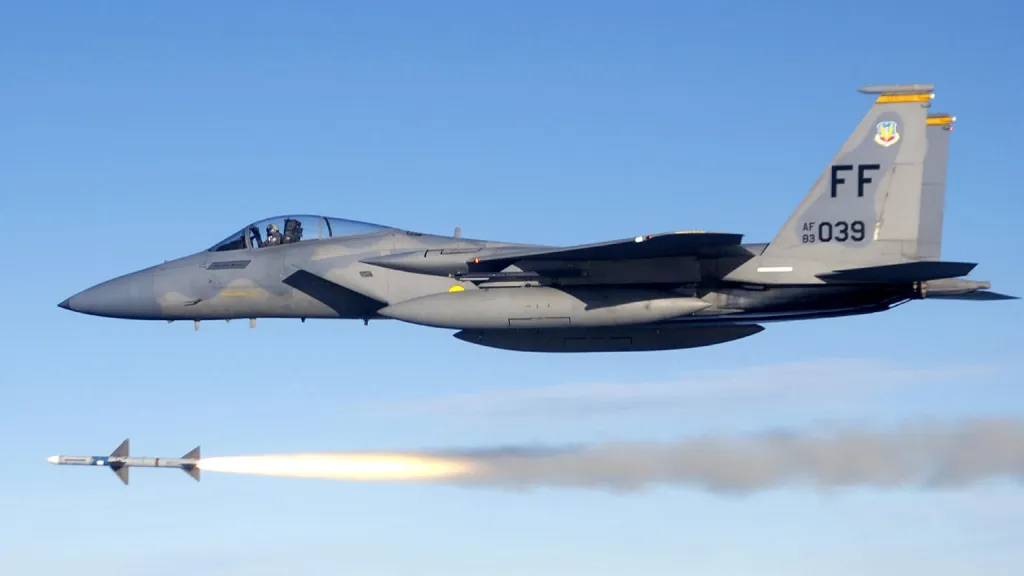 F-15C odpalující raketu AIM-7