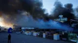 Následky ruského útoku na hobbymarket v Charkově