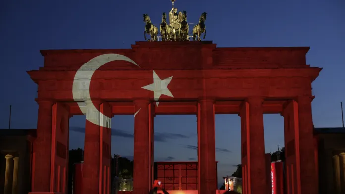 Braniborská brána v barvách Turecka