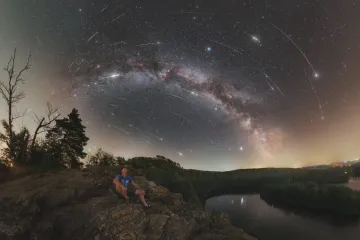 Letos Perseidy naruší příliš jasný Měsíc. Bude je třeba pozorovat jinak