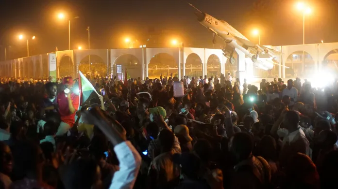 Demonstrace před súdánským ministerstvem obrany