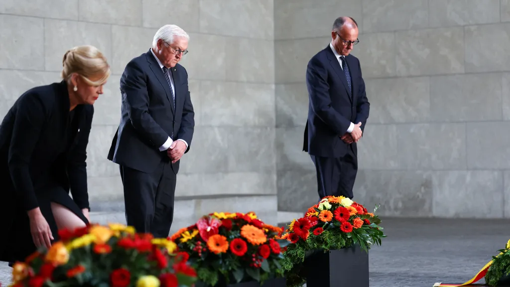 Frank-Walter Steinmeier a Friedrich Merz při uctění památky obětí druhé světové války