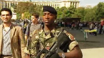 Francouzští vojáci hlídkují v centru Paříže