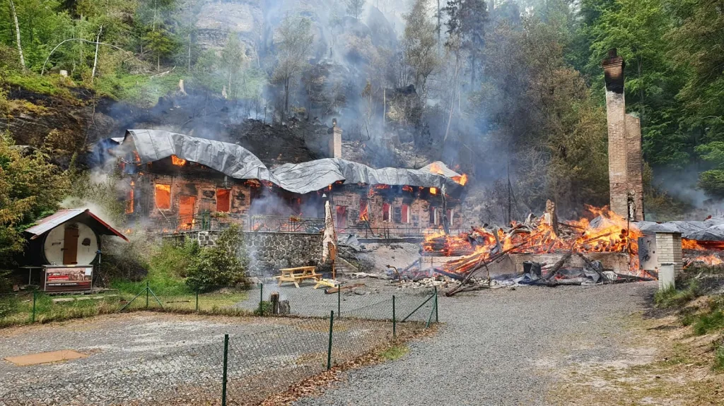 Požár chat Na Tokáni