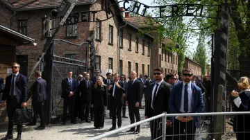 Izraelský prezident Jicchak Herzog a polský prezident Andrzej Duda si v Osvětimi připomínají oběti holocaustu