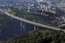 Jedním pruhem po D1. Začala obávaná oprava mostu nad Velkým Meziříčím, potrvá 70 dnů