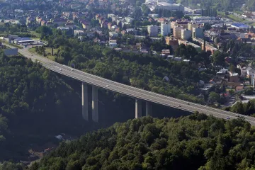 Jedním pruhem po D1. Začala obávaná oprava mostu nad Velkým Meziříčím, potrvá 70 dnů