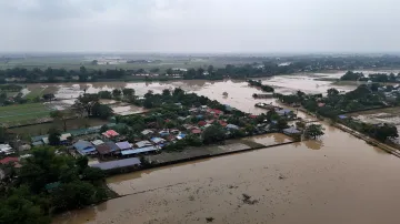 Filipíny se vypořádávají s následky tajfunu