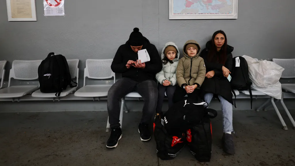 Ukrajinská rodina čeká na převoz z centrálního přijímacího centra pro uprchlíky v německém Giessenu (květen 2025)
