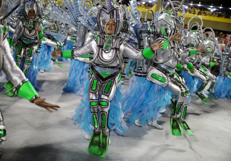Přehlídka tanečních škol na Sambodromu během karnevalu v Riu 2018