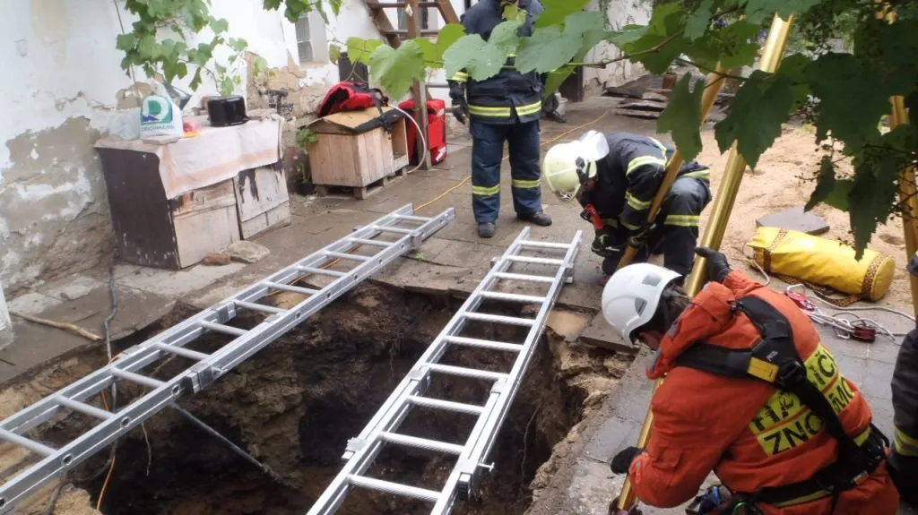 Hasiči se připravují na vytažení ženy ze studny
