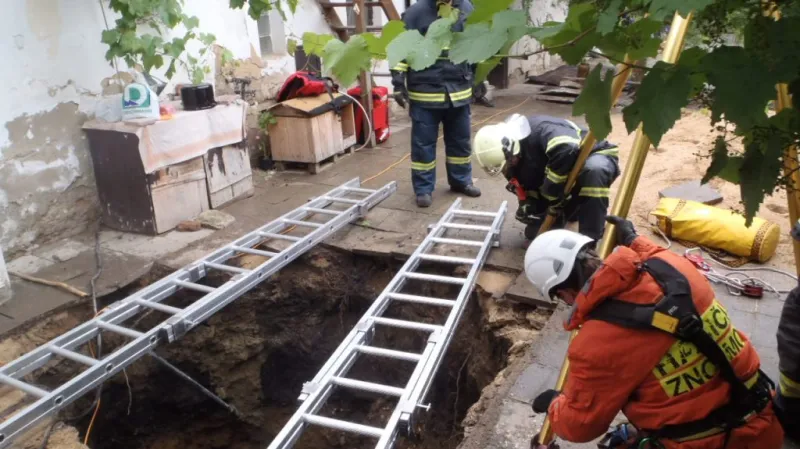 Hasiči se připravují na vytažení ženy ze studny