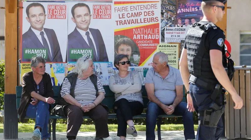 Snímek vystihující dnešní den: doznívající kampaň, odpočinek, bdělost policie