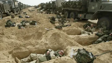 Američtí vojáci odpočívají v kuvajtské poušti před pozemním útokem na Irák. 21. březen 2003.