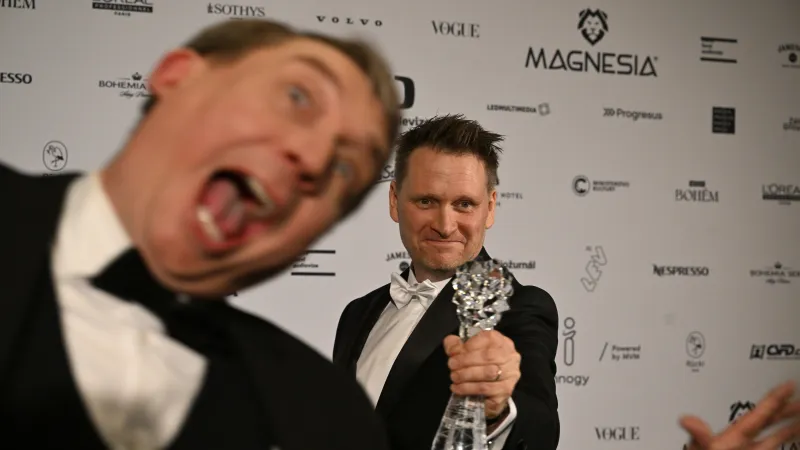 Cenu za nejlepší scénografii a kostýmy obdržel Jan Kadlec za film Amerikánka. Vlevo je herec Robert Mikluš, který mu jednu z cen předával