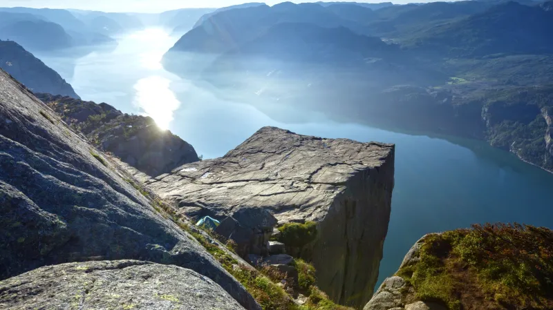 Skalní masiv Preikestolen a Lysenfjord v pozadí