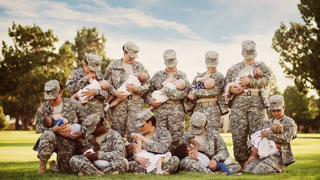 Snímek deseti kojících vojaček z Texasu
