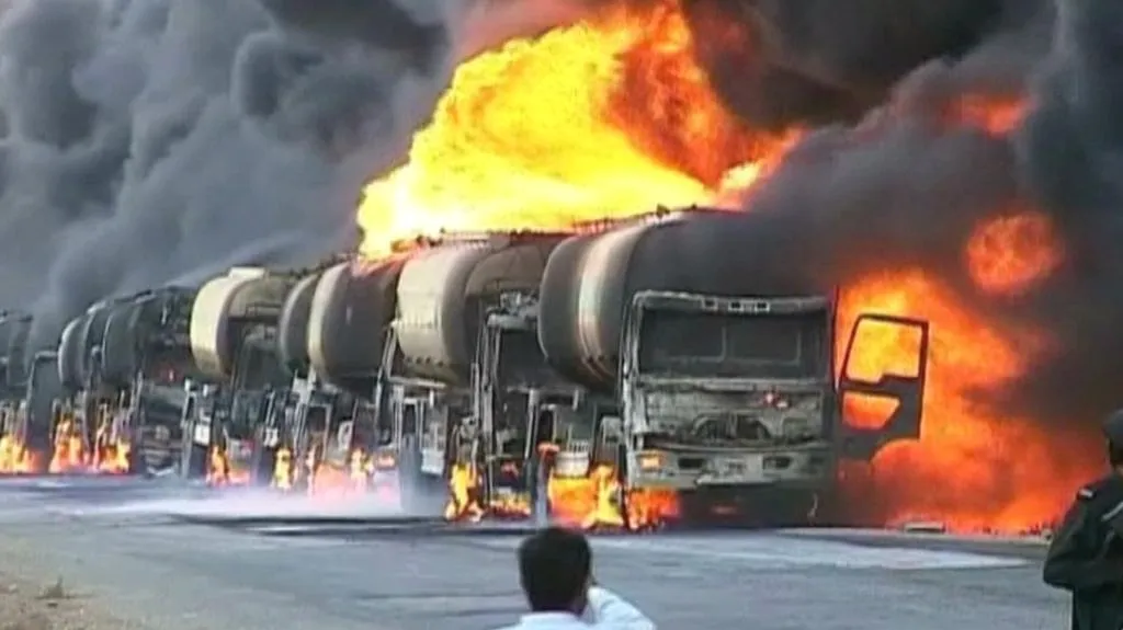 Hořící cisterny s benzínem