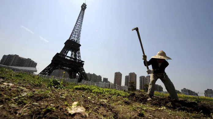 Replika Eiffelovy věže ve městě Chang-čou v provincii Če-ťiang (snímek z roku 2013)