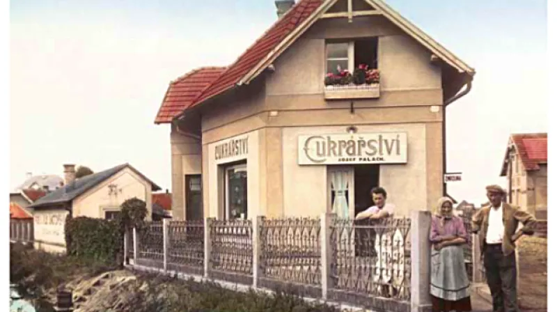 Otec Jana Palacha Josef Palach s rodiči před rodinným domem, 30. léta 20. století