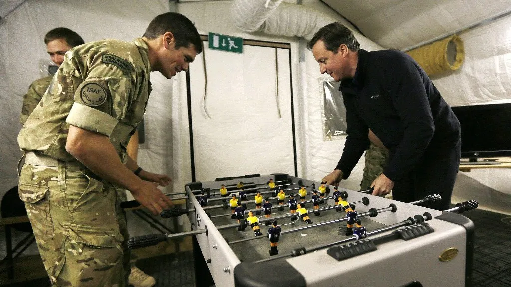 David Cameron hraje stolní fotbal s vojáky v Afghánistánu