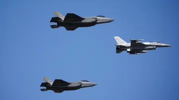 Americké stíhačky F-35 a polská F16 doprovázejí armádní přehlídku