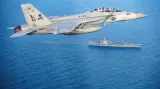 Letadlo F/A-18E Super Hornet z letky „Jolly Rogers“ letí nad letadlovou lodí třídy Nimitz USS Abraham Lincoln.