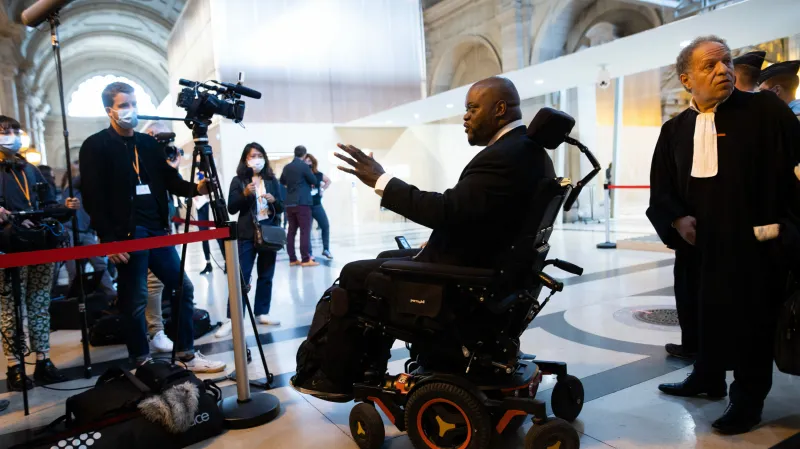 Jeden z přeživších teroristických útoků v Paříži v roce 2015 u soudu