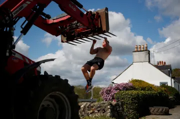 Týden obrazem: Sportovci trénující doma a folklor v dobách pandemie
