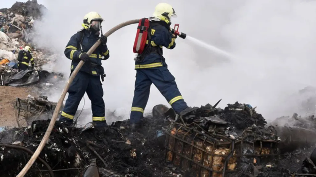 Hasiči zasahují u požáru skládky komunálního odpadu u Vintířova na Sokolovsku