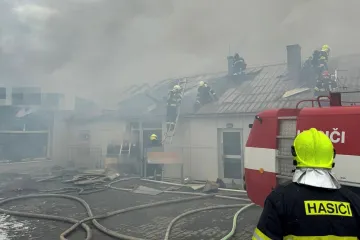 V Kladně vyhořel sklad olejů a autoservis. Škodu odhadli hasiči na 40 milionů