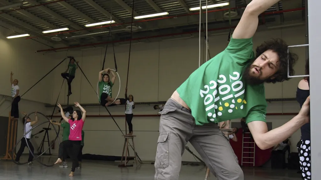 Studenti turínské cirkusové školy Flic