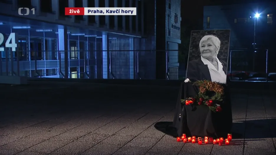Česká televize zřídila před budovou zpravodajství v Praze pietní místo. Novináři i veřejnost si mohou na Kavčích horách Kamilu Moučkovou připomenout a zapálit svíčku. Pietní místo bude přístupné do čtvrtečního večera.