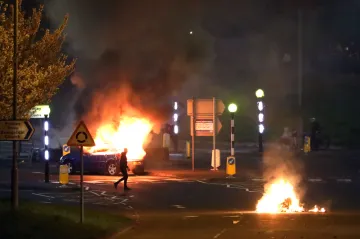 V Severním Irsku hořela policejní auta. V Belfastu zvyšuje napětí i brexit