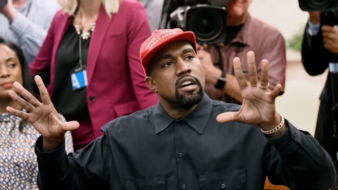 Kanye West v kšiltovce z kampaně Donalda Trumpa