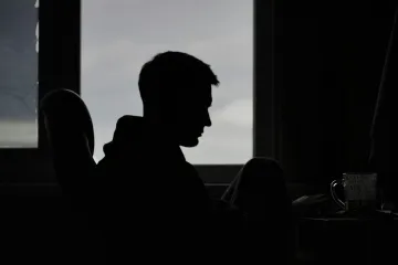 Mladiství se častěji radikalizují on-line. Frustrace může být spouštěč