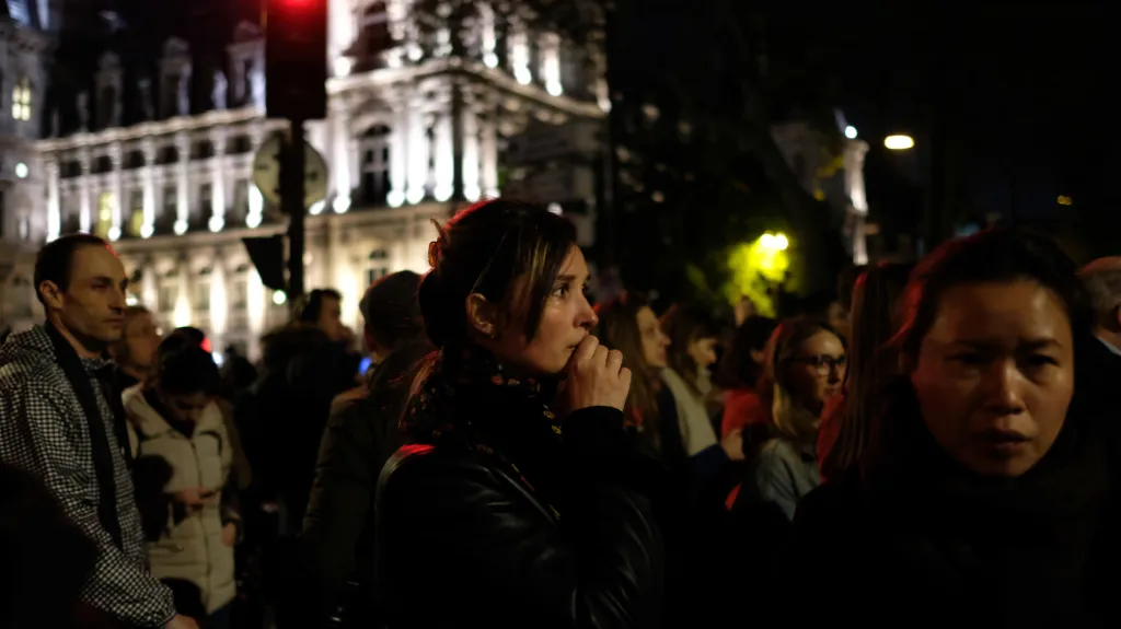 Lidé sledují požár katedrály Notre-Dame v srdci Paříže