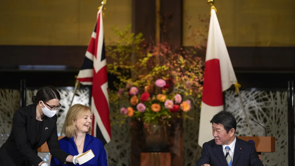 Britská ministryně obchodu Liz Trussová a japonský ministr zahraničí Tošimicu Motegi při podpisu smlouvy