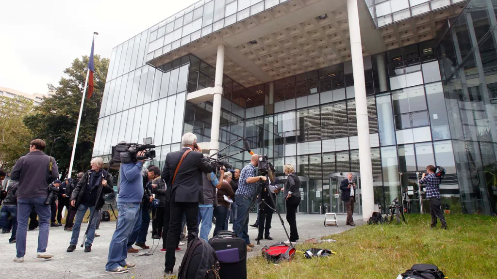 Novináři před budovou soudu v Nanterre