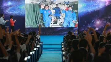 Studenti v Pekingu mávají kosmonautům na rozloučenou