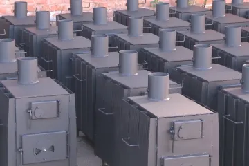 Ukrajinci se připravují na zimu. V Kryvém Rihu obyvatelé skupují kamna