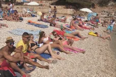 Zákaz pohybu bez oblečení a pokuta za tvrdý alkohol na pláži. Chorvatské letovisko zpřísňuje pravidla