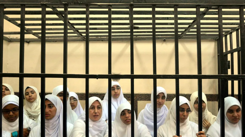 Členky Muslimského bratrstva v soudní síni v Alexandrii