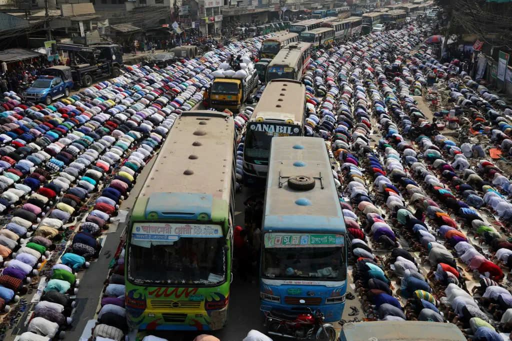 V bangladéšské Dháce uvízla vozidla během pravidelné páteční muslimské modlitby
