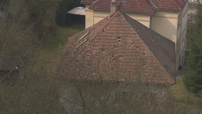 Házení kamenů z mostu trápí obyvatele Barrandova