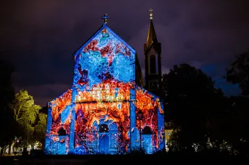 Vydat se cestou za světlem a nebát se noci. Praha večer ožívá Signal festivalem