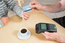Někteří obchodníci se brání platbám kartou, hlavně kvůli bankovním poplatkům
